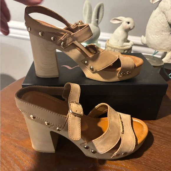 Women's Stylish Tan Platform Sandals -Size 7 1/2 Worn 2 times - Picture 5 of 7